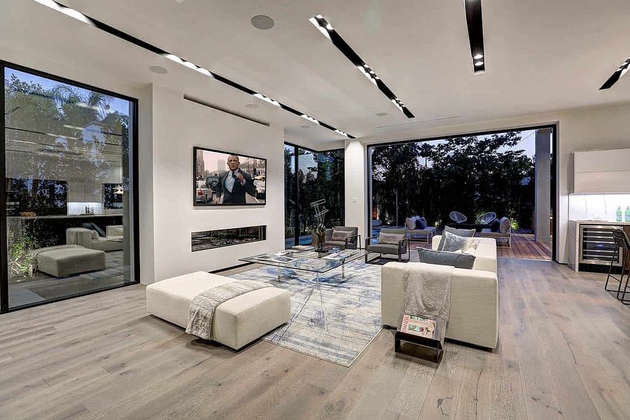modern mansion indoor-outdoor living