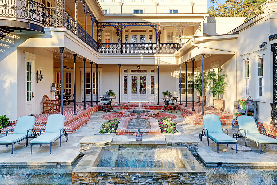 New Orleans mansion courtyard
