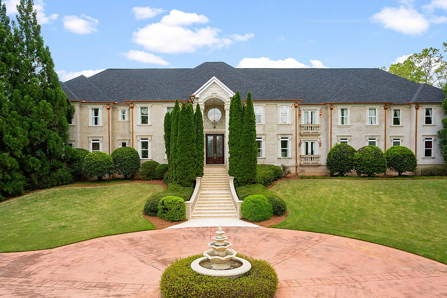 Historic mansion in Atlanta with manicured lawns and hidden gardens