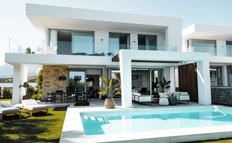 Celebrity Mansions: A Sneak Peek into Stardom and Luxury