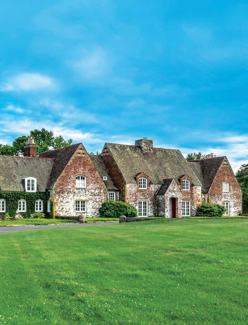 Pictures of Mansions: Visual Narratives of Opulence and Luxury